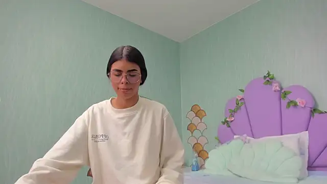 Isa little4u online show from 12.31.24