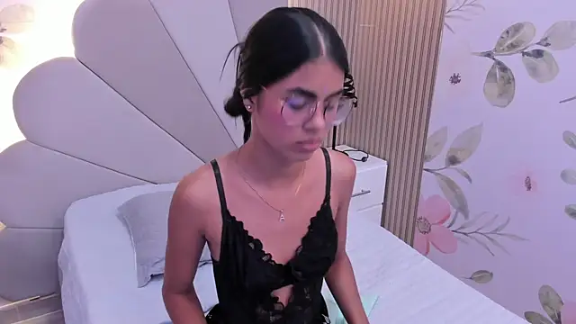 Isa little4u online show from 01.07.25