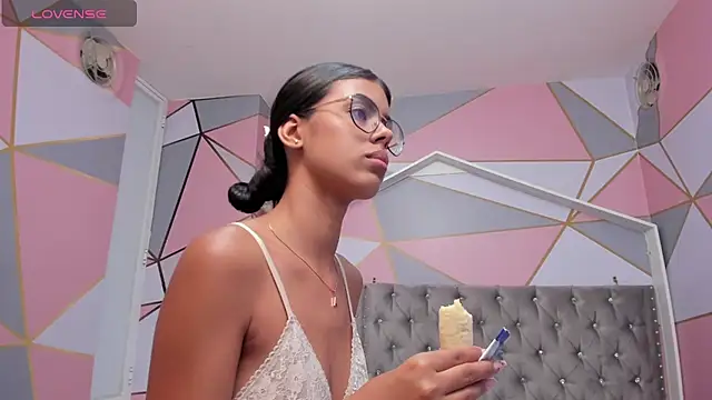 Isa little4u online show from 02.06.25