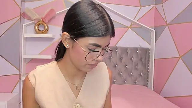 Isa little4u online show from 02.11.25