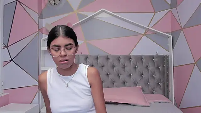 Isa little4u online show from 02.13.25