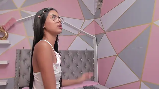 Isa little4u online show from 02.14.25