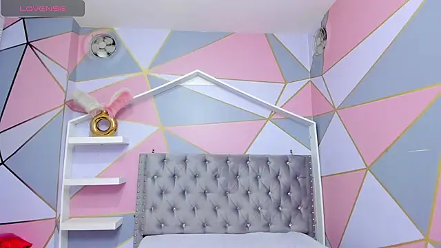 Isa little4u online show from 02.22.25