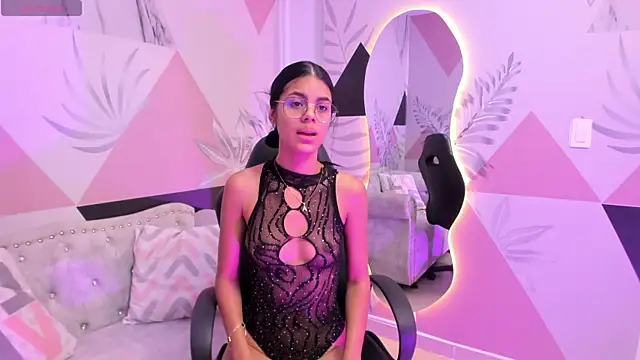 Isa little4u online show from 03.10.25