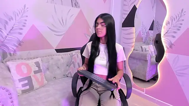 Isa little4u online show from 03.12.25