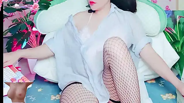 Snapshot of Lisagir69 chatting on 02.13.25 Lisagir69 online show from 02.13.25