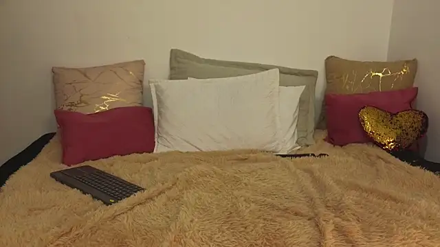 Natasha Kinski online show from 10.15.25