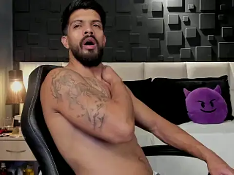 Snapshot of DannSaenz chatting on 02.04.25 DannSaenz online show from 02.04.25