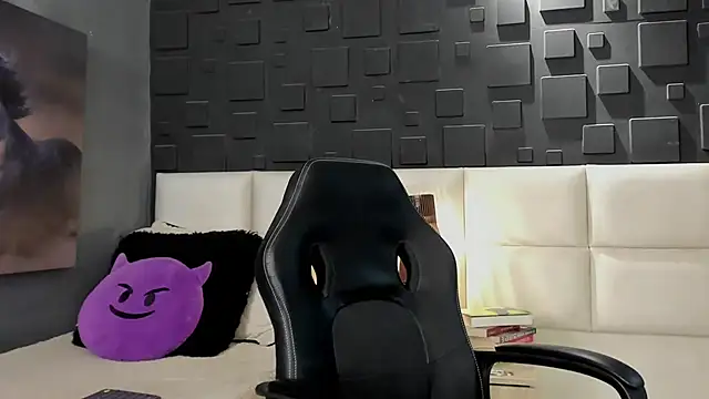 Snapshot of DannSaenz chatting on 02.12.25 DannSaenz online show from 02.12.25