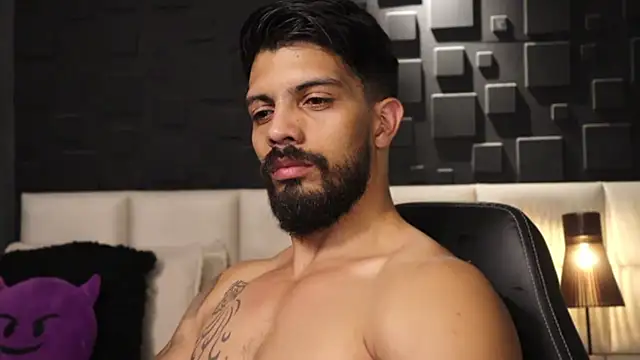 Snapshot of DannSaenz chatting on 02.13.25 DannSaenz online show from 02.13.25