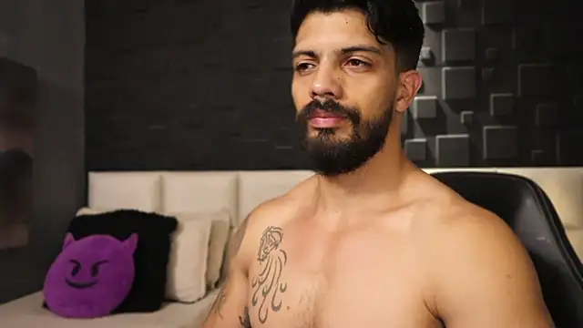 Snapshot of DannSaenz chatting on 02.13.25 DannSaenz online show from 02.13.25