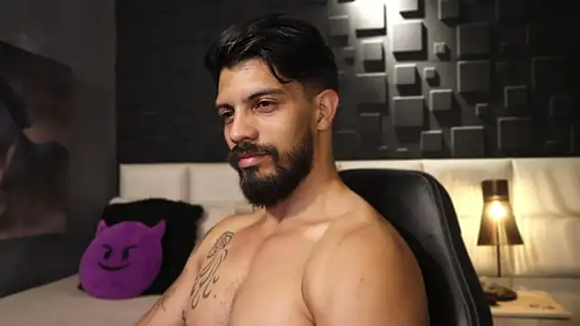 Snapshot of DannSaenz chatting on 02.14.25 DannSaenz online show from 02.14.25