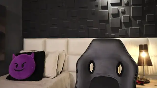 Snapshot of DannSaenz chatting on 02.14.25 DannSaenz online show from 02.14.25