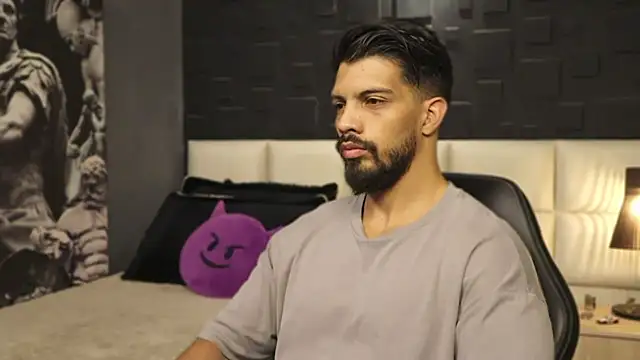 Snapshot of DannSaenz chatting on 02.25.25 DannSaenz online show from 02.25.25