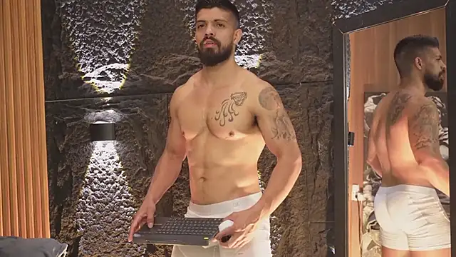 Snapshot of DannSaenz chatting on 10.07.25 DannSaenz online show from 10.07.25