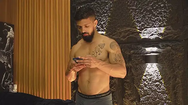 Snapshot of DannSaenz chatting on 10.22.25 DannSaenz online show from 10.22.25