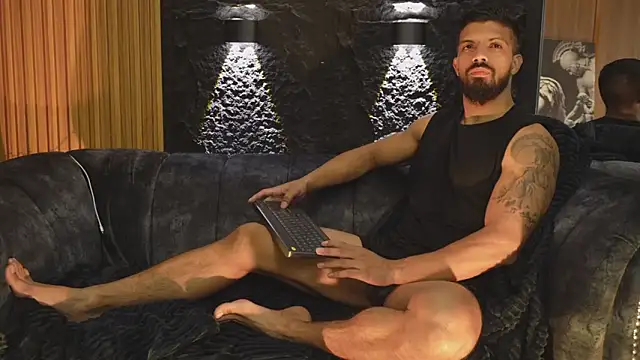 Snapshot of DannSaenz chatting on 10.24.25 DannSaenz online show from 10.24.25