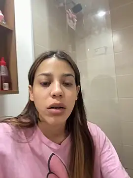 Snapshot of DanielaSaenz0 chatting on 11.04.25 DanielaSaenz0 online show from 11.04.25