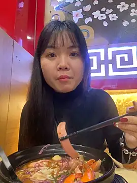 Snapshot of Maeve2k5 chatting on 02.19.25 Maeve2k5 online show from 02.19.25