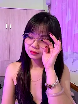 Snapshot of Maeve2k5 chatting on 10.03.25 Maeve2k5 online show from 10.03.25