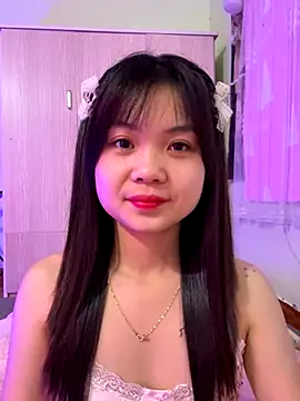 Snapshot of Maeve2k5 chatting on 10.08.25 Maeve2k5 online show from 10.08.25