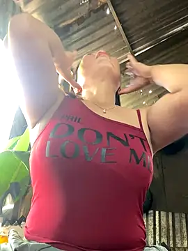 Snapshot of Linaannn chatting on 10.12.25 Linaannn online show from 10.12.25