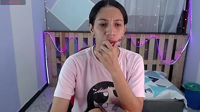 Snapshot of Lina10 chatting on 03.10.25 Lina10 online show from 03.10.25