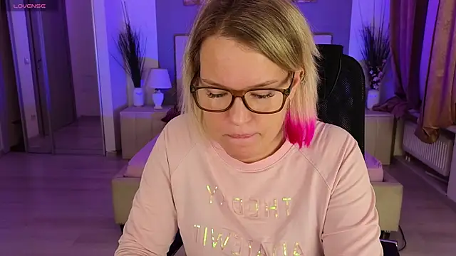 EVAshinyGIRL online show from 12.16.24