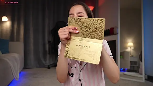 Amely Young online show from 10.10.25