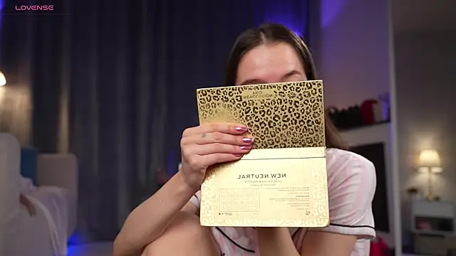 Amely Young online show from 10.11.25