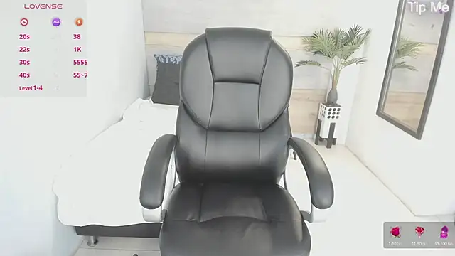 Snapshot of celestica_rose chatting on 09.30.25 celestica rose online show from 09.30.25