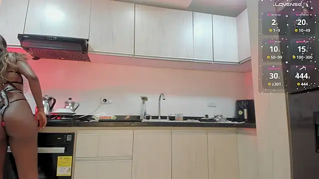 Snapshot of KyaraMiller chatting on 12.29.24 KyaraMiller online show from 12.29.24