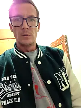 Snapshot of TheSouthernKing chatting on 12.22.25 TheSouthernKing online show from 12.22.25