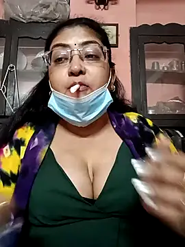 Snapshot of LAVERNIYA_ chatting on 01.12.25 LAVERNIYA online show from 01.12.25
