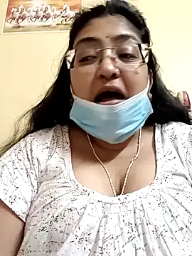 Snapshot of LAVERNIYA_ chatting on 02.01.25 LAVERNIYA online show from 02.01.25