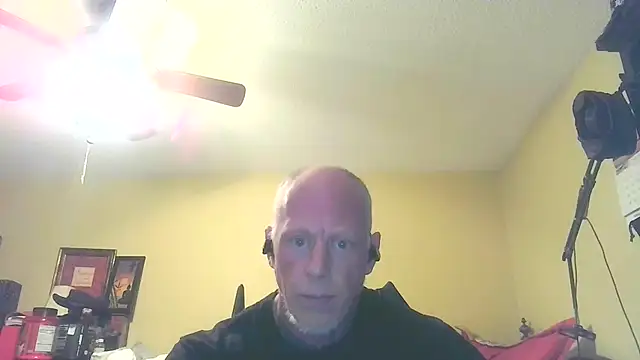 Snapshot of hunterbiggun007 chatting on 12.15.25 hunterbiggun007 online show from 12.15.25