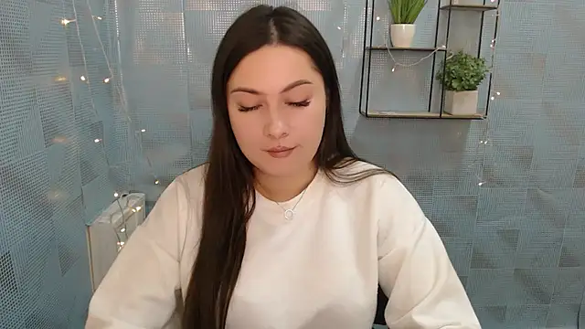 Snapshot of EmiliaTemi_ chatting on 12.17.24 EmiliaTemi online show from 12.17.24