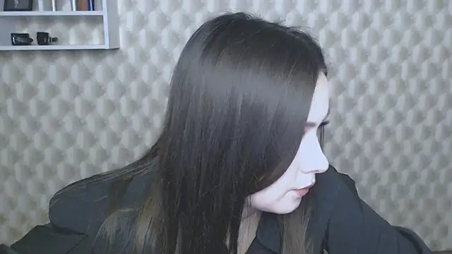 Snapshot of EmiliaTemi_ chatting on 02.06.25 EmiliaTemi online show from 02.06.25