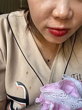 Snapshot of Laura8910 chatting on 03.05.25 Laura8910 online show from 03.05.25