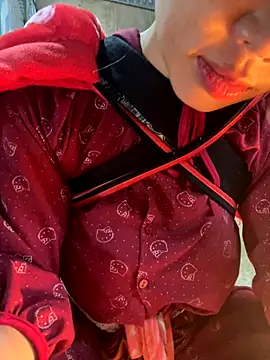 Snapshot of Laura8910 chatting on 11.11.25 Laura8910 online show from 11.11.25