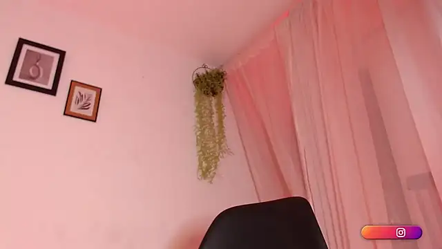 Snapshot of MiaKnox chatting on 12.27.24 MiaKnox online show from 12.27.24