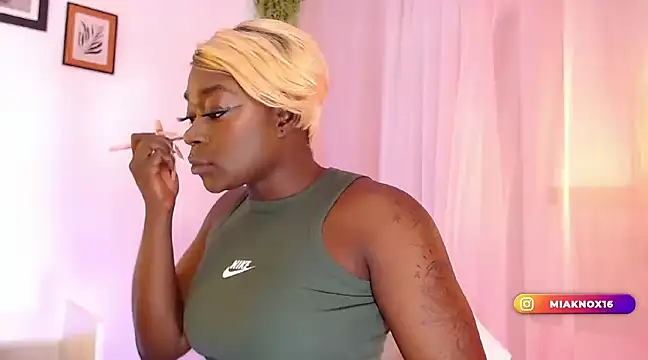 Snapshot of MiaKnox chatting on 01.16.25 MiaKnox online show from 01.16.25