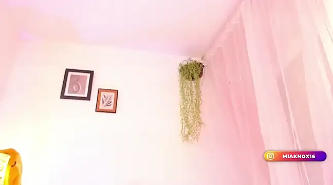 Snapshot of MiaKnox chatting on 01.31.25 MiaKnox online show from 01.31.25