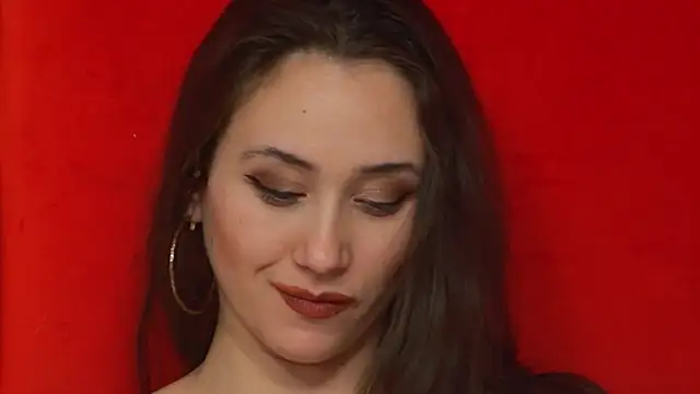 Snapshot of AliceMunro chatting on 01.04.25 AliceMunro online show from 01.04.25