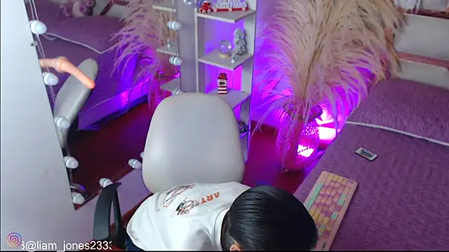 Jonesliam23 online show from 12.13.25