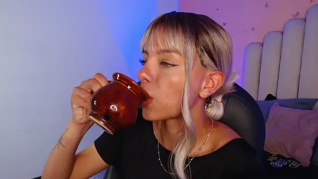 peyton golden1 online show from 10.02.25