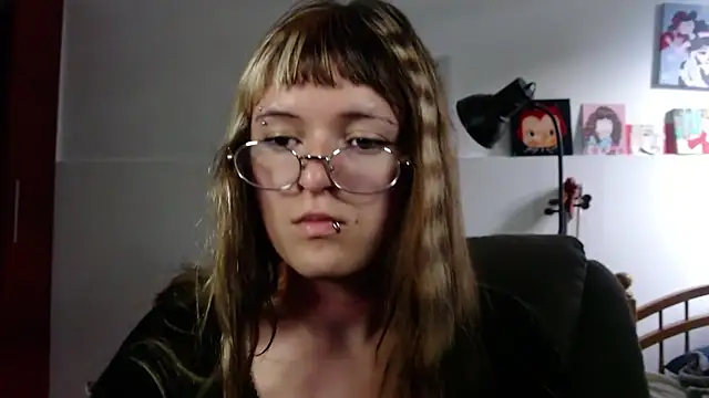 NEXT DOOR GIRL  online show from 09.22.25