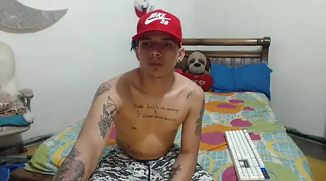 Snapshot of hot_toy_boy_ chatting on 01.06.25 hot toy boy online show from 01.06.25