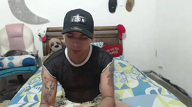 Snapshot of hot_toy_boy_ chatting on 02.28.25 hot toy boy online show from 02.28.25