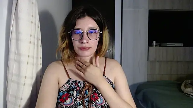 Snapshot of mariana124- chatting on 12.13.24 mariana124- online show from 12.13.24